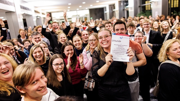 Jubel bei der Bläserphilharmonie Wertingen, BR-Sonderpreisgewinner, bei der Preisverleihung im Funkhaus München am 16.11.2024 | Bild: Matthias Balk/ Bayerischer Musikrat