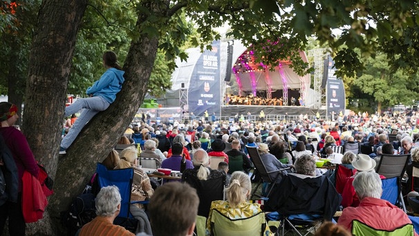 Blick über das Publikum zur Bühne beim Klassik Open Air 2023 im Luitpoldhain, Nürnberg | Bild: Uwe Niklas