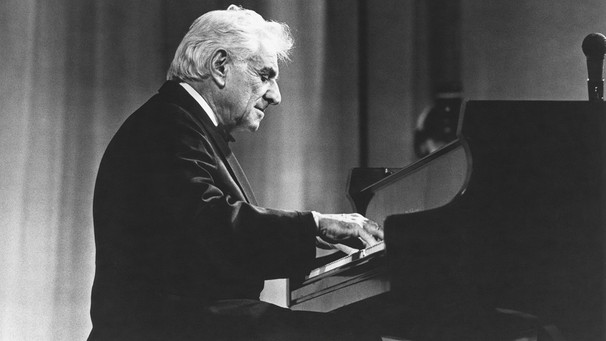 Leonard Bernstein am Flügel, 1987 | Bild: picture alliance / Everett Collection