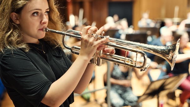 Die 23-jährige Trompeterin aus Frankreich ist konzentriert am Spielen mit Orchester.  | Bild: Jeremy Spiegel/Parlophone Records Ltd