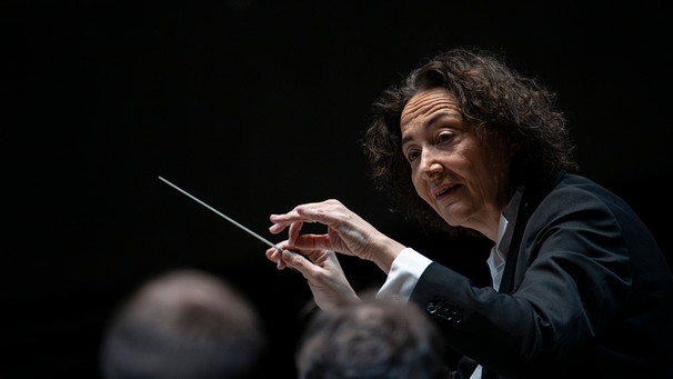 Nathalie Stutzmann bei den Münchner Philharmonikern 2024 | Bild: Lukas Barth