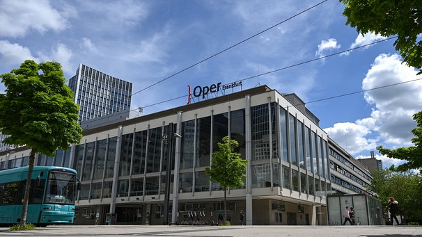 ARCHIV - 19.05.2021, Hessen, Frankfurt/Main: Der Schriftzug "Oper Frankfurt" prangt auf dem Dach des Opernhauses. Seit 1963 teilen sich Oper und Schauspiel Frankfurt ein Gebäude am Willy-Brandt-Platz. Die Oper Frankfurt ist in einer Experten-Umfrage der Zeitschrift «Opernwelt» erneut zum «Opernhaus des Jahres» gewählt worden. (zu dpa: «Oper Frankfurt erneut zum «Opernhaus des Jahres» gewählt») Foto: Arne Dedert/dpa +++ dpa-Bildfunk +++ | Bild: dpa-Bildfunk/Arne Dedert