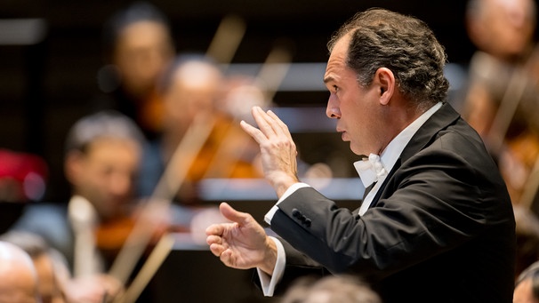 Tugan Sokhiev dirigiert die Münchner Philharmoniker | Bild: Tobias Hase