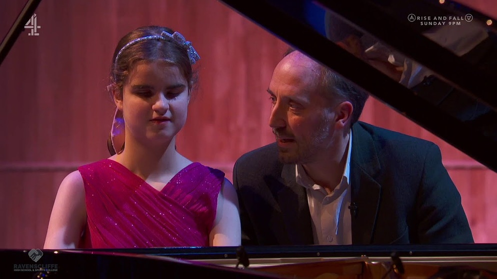 Lucy - Live at the Royal Festival Hall on Channel 4's Finale of "The Piano" | Bildquelle: Ravenscliffe High School (via YouTube)