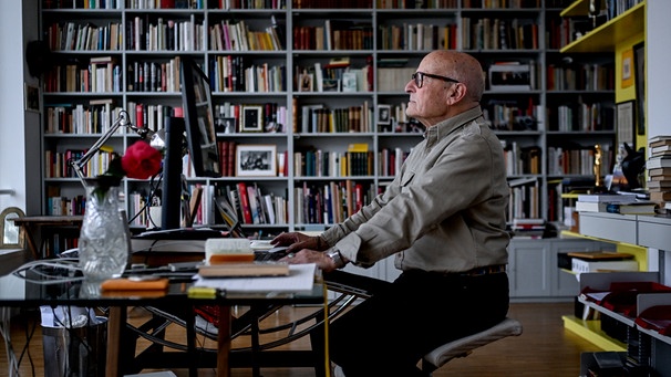 Der Regisseur Volker Schlöndorff sitzt an seinem Schreibtisch in seinem Arbeitszimmer. | Bild: picture alliance/dpa | Britta Pedersen