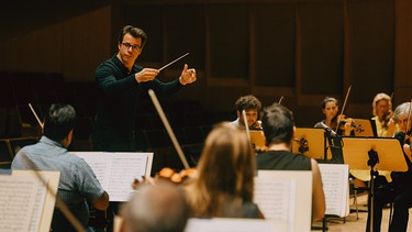 Jakub Hrusa dirigiert die Bamberger Symphoniker | Bild: Andreas Herzau