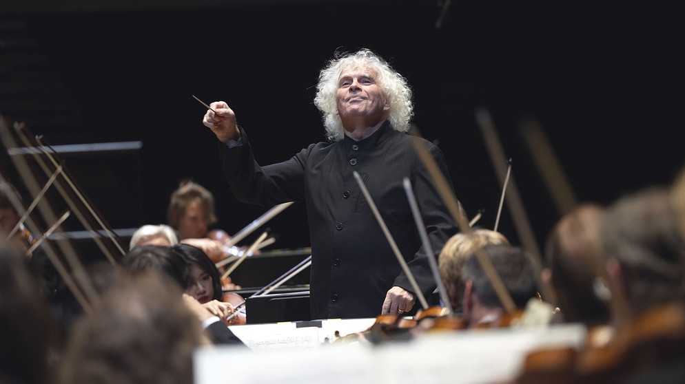 Sir Simon Rattle dirigiert das BRSO | Bildquelle: © BR/Astrid Ackermann