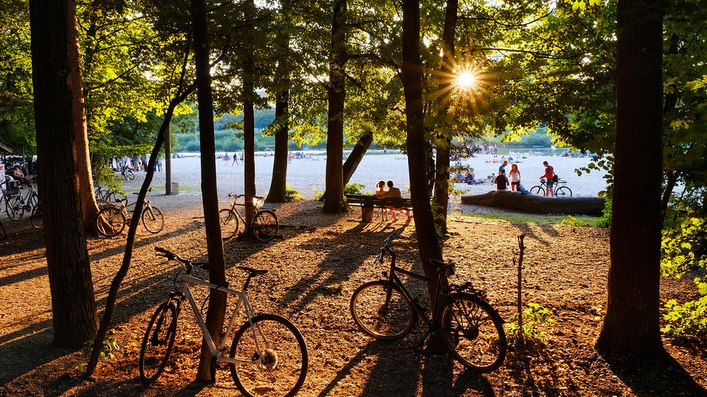 Sonnenuntergang an der Münchner Isar. | Bildquelle: picture alliance / imageBROKER | Martin Siepmann