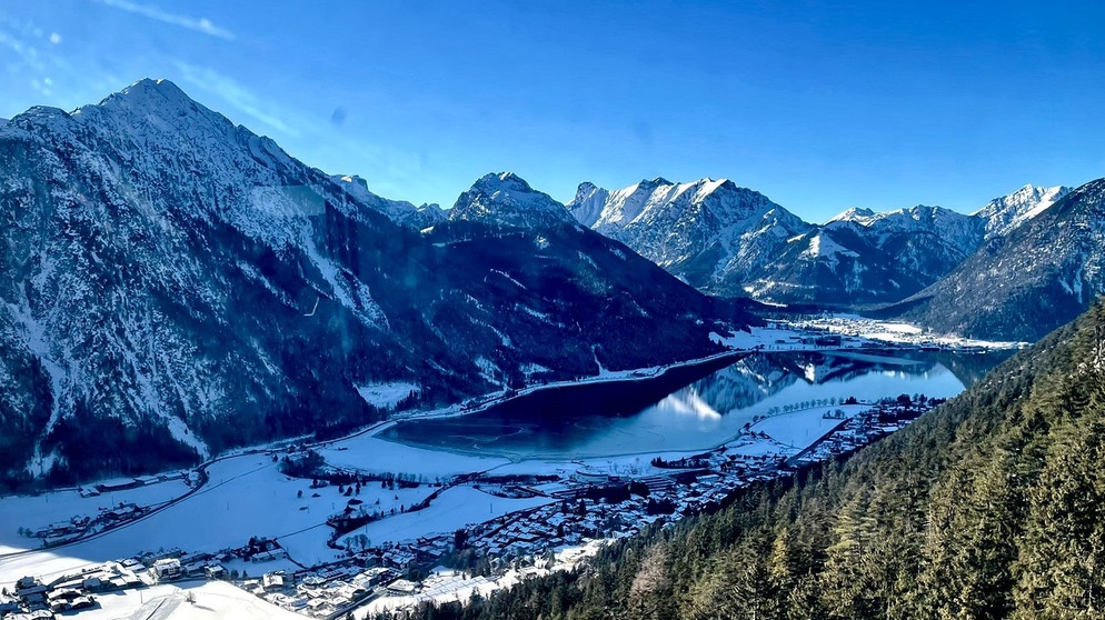 Winter am Achensee: Der Achensee liegt zwischen dem Karwendel und Rofangebirge in Tirol. | Bildquelle: BR