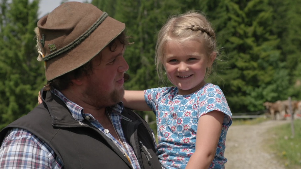 Alpe Osterberg: Sohn Tade mit Schwester Madlena | Bildquelle: BR