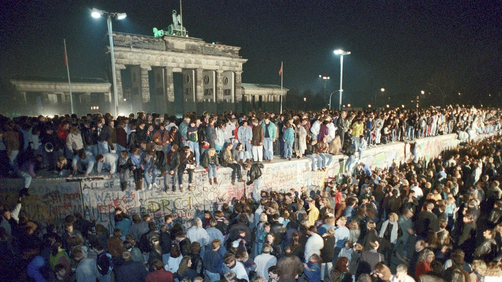 30 Jahre Mauerfall - Literatur nach '89: Archivbild Menschen auf der Berliner Mauer vor dem Brandenburger Tor in der Nacht vom 9. auf den 10.11.1989 | Bildquelle: dpa-Bildfunk/Peter Kneffel