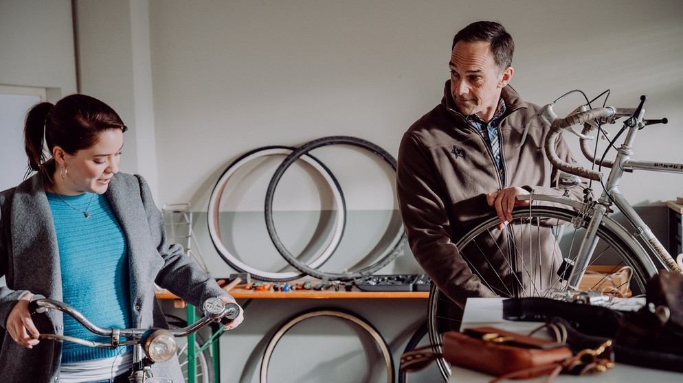 Dahoam is Dahoam: Mike (Harry Blank) merkt, wie viel er mit der Fahrradwerkstatt zu geben hat. Mit Katharina (Carina Dengler) und trifft für sich eine Entscheidung. | Bildquelle: BR/Nadya Jakobs