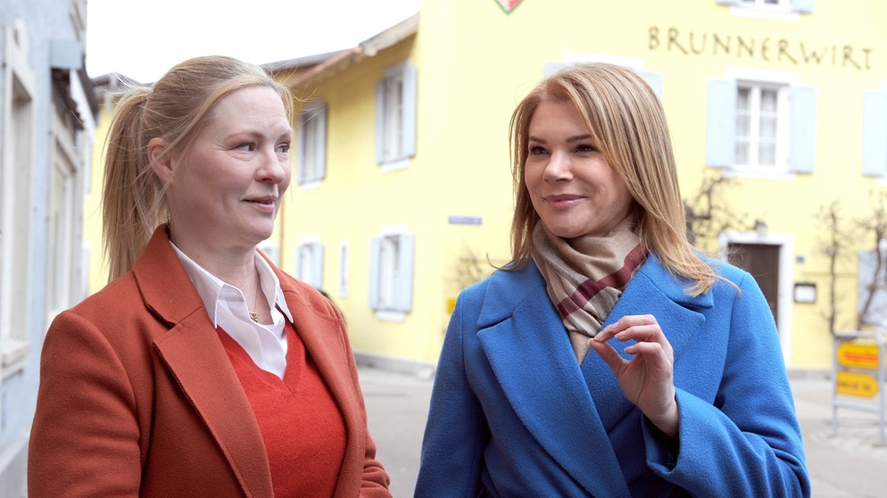 Dahoam is Dahoam: Uschi (Silke Popp, rechts) teilt ihre Erleichterung mit Vera (Sybille Waury), dass Huberts blaue Pillen sich als harmlos herausstellen. | Bildquelle: BR/Marco Orlando Pichler