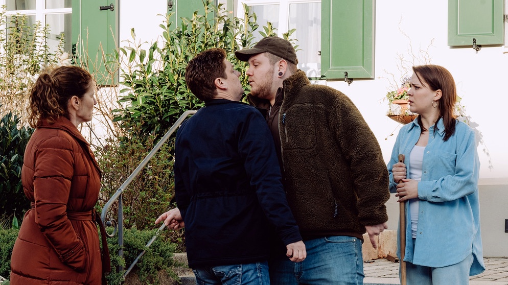 Dahoam is Dahoam: Severin (Andi Gießer, 2. von rechts) geht dazwischen, als Gregor (Markus Baumeister, 2. von links) Katharina (Carina Dengler, rechts) angeht. Mit Annalena (Heidrun Gärtner, links). | Bildquelle: BR/Nadya Jakobs