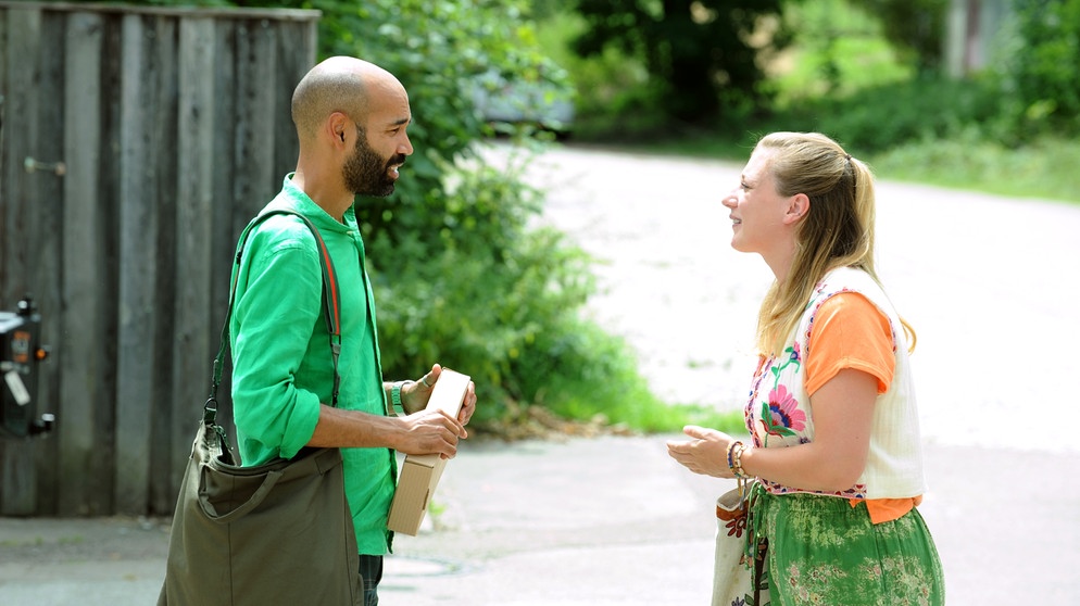 Dahoam is Dahoam: Sarah (Sophie Reiml) sorgt sich vor Naveen (Markus Subramaniam), dass sie ihre nächsten Sitzungen bei Jonathan nicht bezahlen kann. | Bildquelle: BR/Marco Orlando Pichler