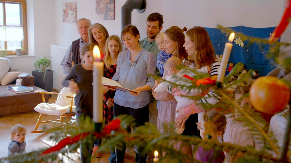 Franziska Wagner mit Ehemann Tobias und ihrer Familie bei der Bescherung in Oberthürheim auf dem eigenen Hof. | Bildquelle: BR/isarflimmern fernsehproduktion GmbH/Roland Dietl