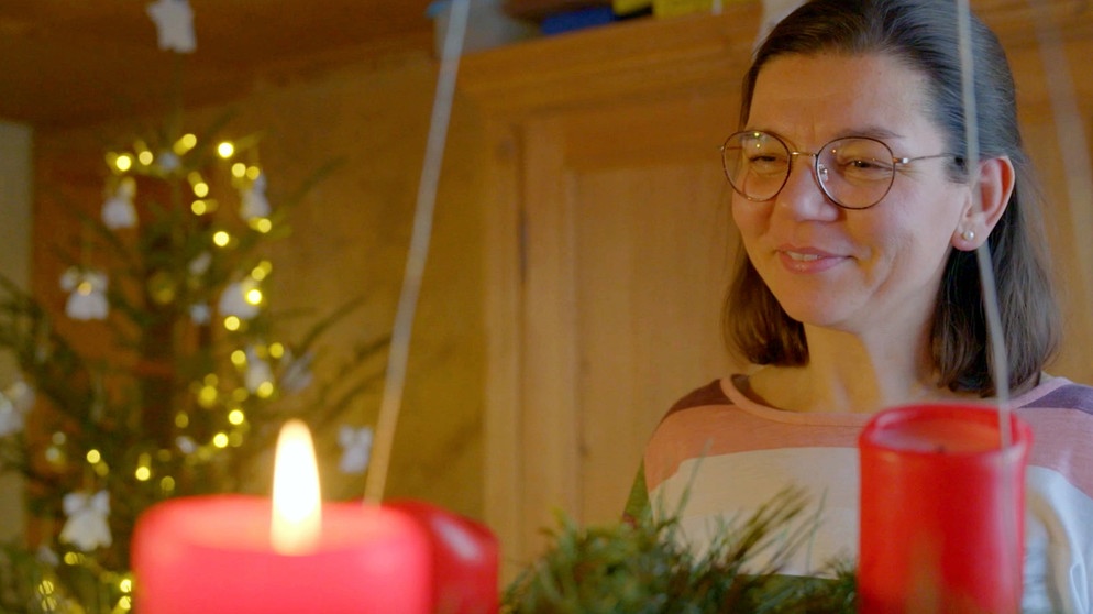 Advent, Advent. Bei Barbara Birk auf dem Birkhof im Allgäu brennt die vierte Kerze schon. | Bildquelle: BR/isarflimmern fernsehproduktion GmbH/cutflow GmbH/Robert Eckert