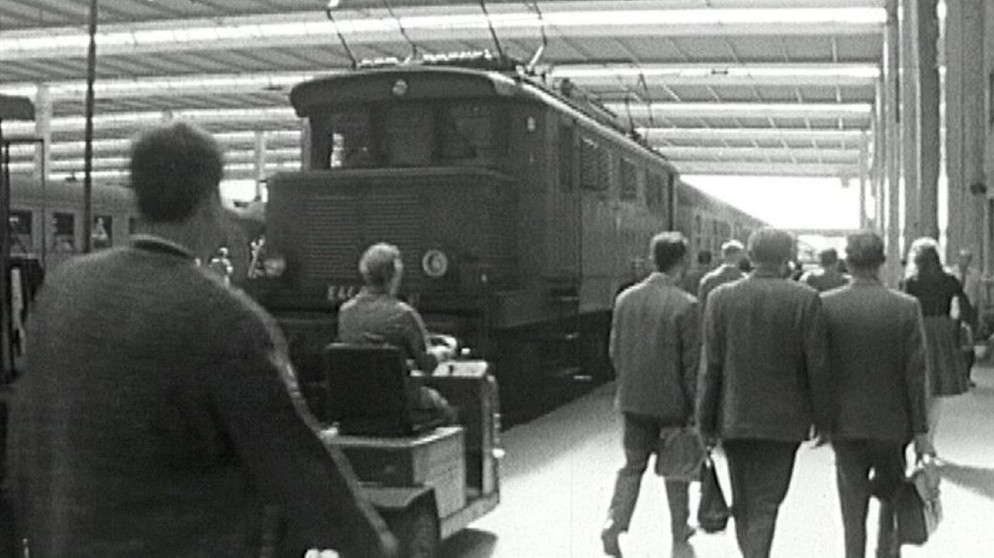 Der Münchner Hauptbahnhof im Jahr 1966: Reges Treiben am Bahnsteig. | Bildquelle: BR