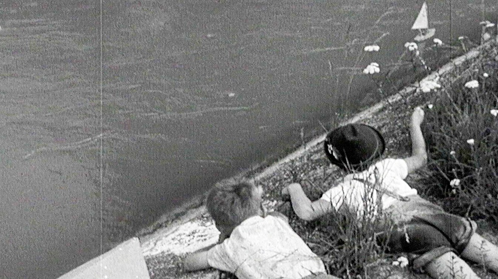 Der Glockenbach hat einem Münchner Stadtviertel seinen Namen gegeben. Der Film porträtiert das Leben rund um den Bach anno 1962 von Bienenzucht und Hasenstall bis hin zu Heim und Handwerk, nicht ohne wehmütige Exkurse des Erzählers in seine Jugendzeit dortselbst. Seine nostalgischen Seufzer sind zeitlos; denn immer schon gab es „früher“ mehr Ruhe, schönere Häuser und moderatere Schweinsbratenpreise. | Bildquelle: BR