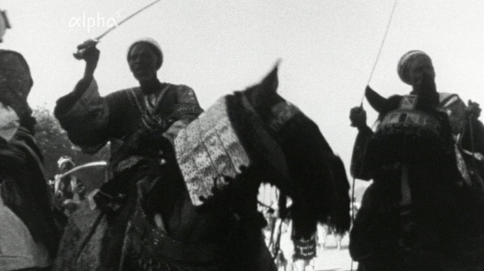 1963 in Maiduguri im Sahel: am Freitag, dem moslemischen Feiertag, präsentieren sich Reiter bei ihrer Parade in reich verzierten Rüstungen, wie sie noch zu Zeiten der Kreuzzüge getragen wurden. | Bildquelle: BR