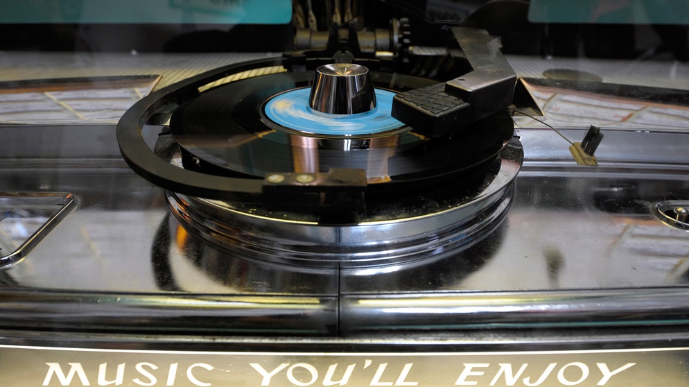 alpha-retro: Musik-Boxen (1963) - Eine Vinyl-Schallplatte im Laden "Jukeland" in Berlin | Bildquelle: picture-alliance/ ZB | Soeren Stache