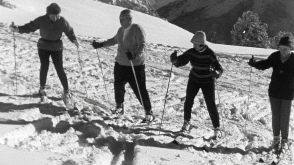 Harry Valerien stellt eine Gruppe von Skianfängern vor – sportliche und unsportliche Menschen –, die einen Skikurs belegt haben und zeigt, was sie dort lernen. | Bildquelle: BR