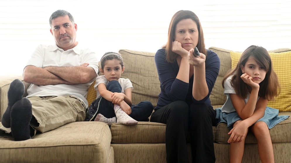 alpha-thema Gespräch: Familie – immer locker bleiben (gelangweilte Familie auf dem Sofa) | Bildquelle: picture-alliance/dpa