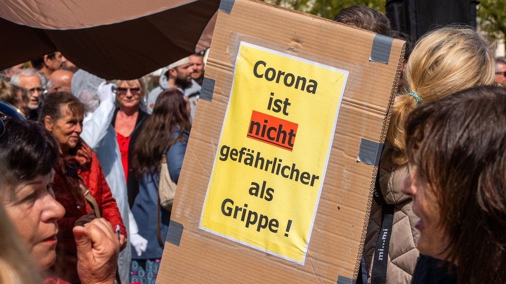 alpha-thema Gespräch - Verschwörungstheorien (1. Mai in Schwerin) | Bildquelle: picture-alliance/dpa