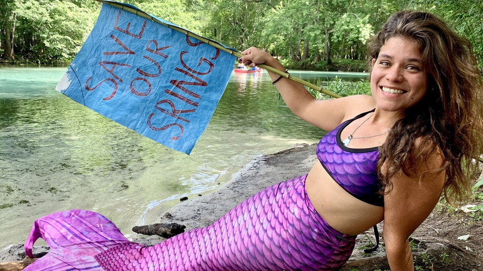 Als "Mermaid Michi" kämpft Michelle inzwischen auf TikTok gegen die Ausbeutung des Lagunenwassers durch große Wasserabfüller. | Bildquelle: NDR/Anna Julia Leier