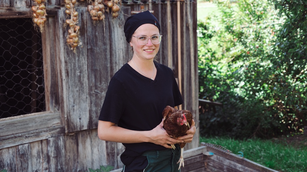 UuH: Dorfhelferinnen: Andrea ist in einem landwirtschaftlichen Betrieb in Niederbayern aufgewachsen. | Bildquelle: BR/Tangram