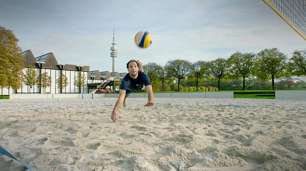 Hecht zum Ball beim Beachvolleyball | Bildquelle: BR