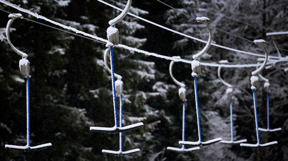 Ein leerer Skilift | Bildquelle: dpa/Karl-Josef Hildenbrand