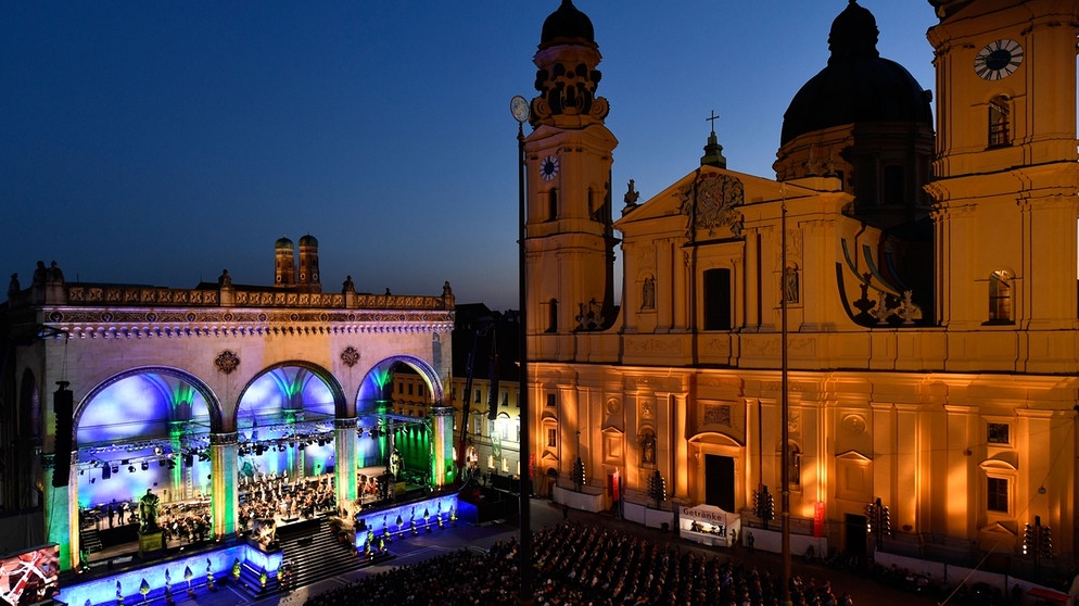 In allen Farben erstrahlt die Feldherrenhalle bei Klassik am Odeonsplatz. | Bildquelle: BR/Marcus Schlaf