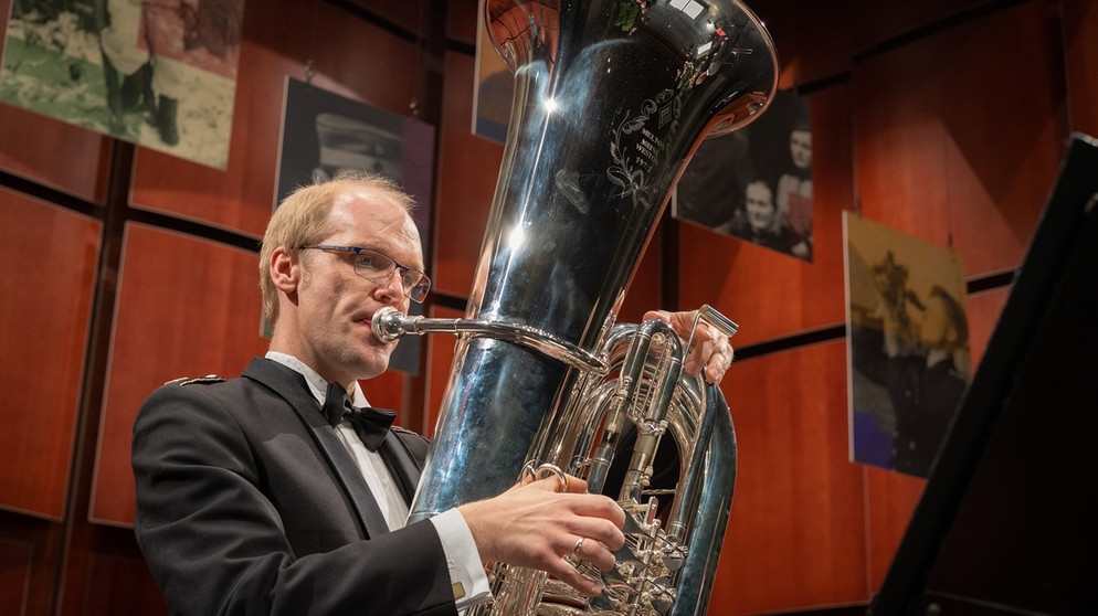 Hauptfeldwebel Daniel Ridder an der Tuba. | Bildquelle: Musikkorps der Bundeswehr/Michael Penczynski