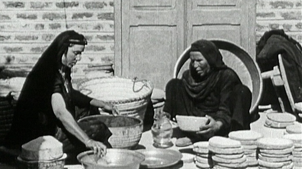 Frauen beim Brotbacken. | Bildquelle: BR