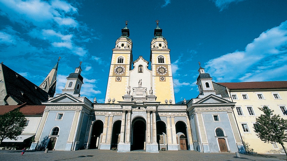 Der Brixener Dom "Mariae Aufnahme in den Himmel und St. Kassian zu Brixen" ist die größte Kirche in Brixen und war bis 1964 Bischofssitz. Obwohl der Bischoffsitzt nach Bozen verlegt wurde, ist der Dom zu Brixen immer noch die ranghöchste Kirche in Südtirol. | Bildquelle: BR/Tourismusverband Eisacktal