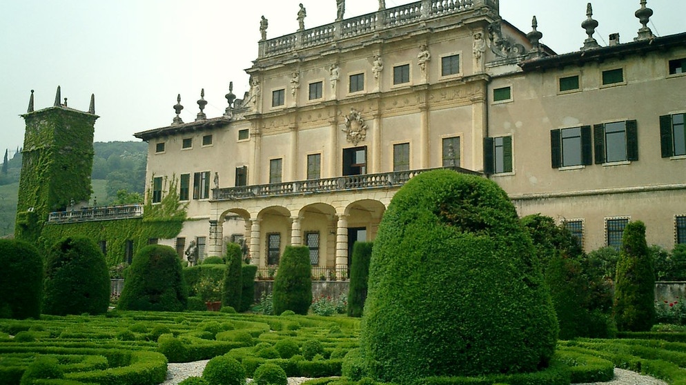 Blick über das Gartenparterre auf das von G.B. Bianchi im 17. Jahrhundert erbaute Hauptgebäude der Villa Allegri Arvedi bei Verona. | Bildquelle: BR/Gaby Imhof-Weber