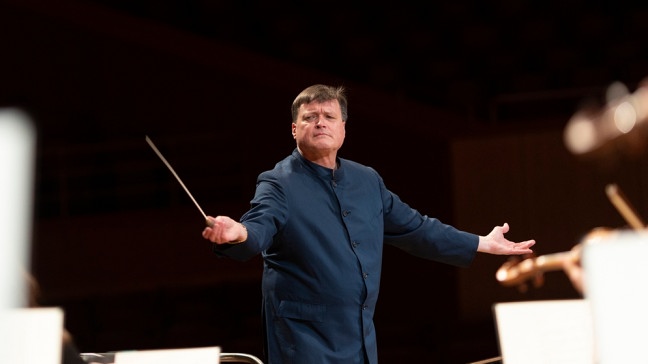 Im April 2021 dirigierte Christian Thielemann erstmals das Symphonieorchester des Bayerischen Rundfunks. Den pandemiebedingten Einschränkungen geschuldet, standen kleiner besetzte Werke auf dem Programm. Unter anderem zwei Werke von Richard Strauss, beide für Bläser-Besetzungen: Die Sonatine Nr. 1 für 16 Bläser sowie die "Wiener Philharmoniker Fanfare". Zwei Werke wie geschaffen für die virtuosen Bläsersolisten des BRSO und den Strauss-Kenner und -Könner Christian Thielemann. | Bildquelle: BR/Astrid Ackermann