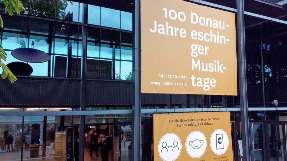 Eingang der Donauhallen während des Jubiläumsjahrgangs der Donaueschinger Musiktage, 2021. | Bildquelle: BR/SWR