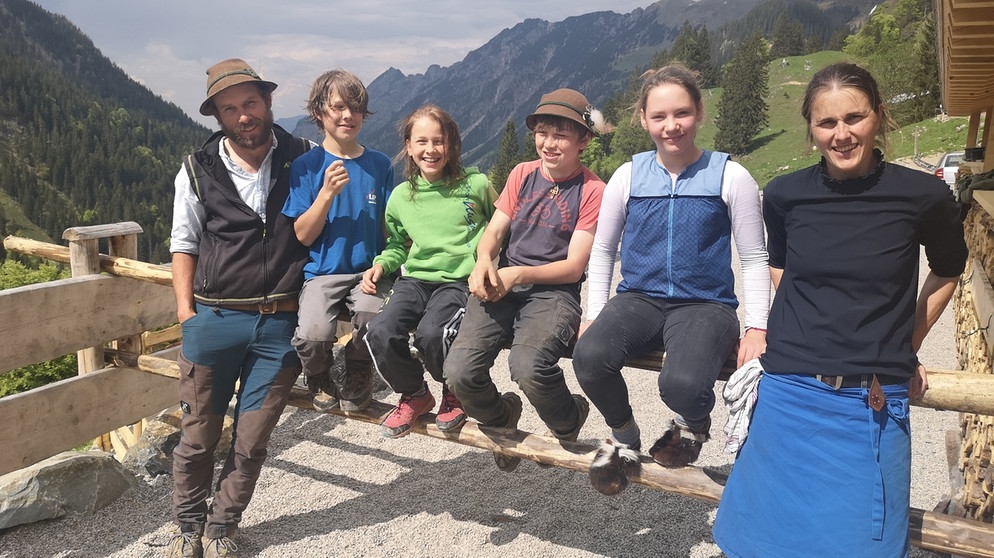 Familie Dallmeier auf der Peter's Alpe Wolfgang Dallmeier, Seppi Dallmeier, Rosalina Dallmeier, Vinzenz Dallmeier, Lina Stich und Verena Dallmeier | Bildquelle: BR/Bewegte Zeiten Filmproduktion GmbH/Carsten Frank