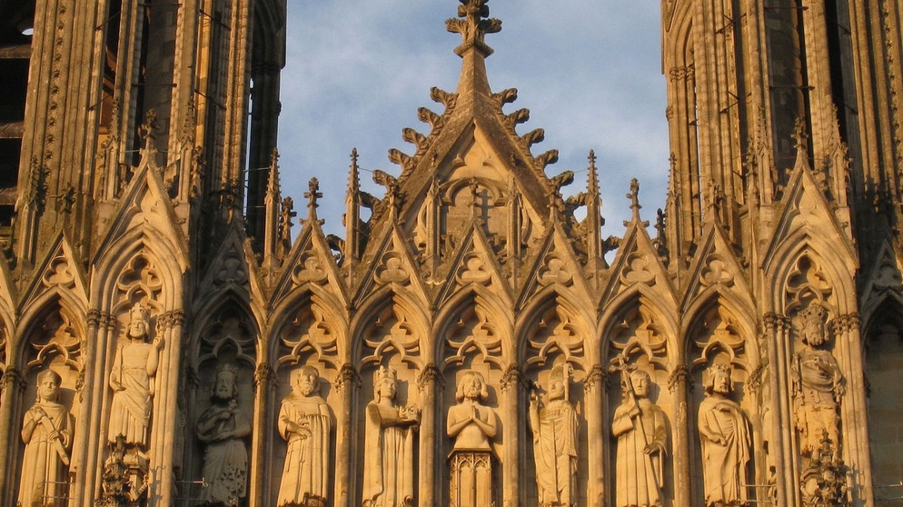 Die Kathedrale von Reims – Blick auf das Westportal und die beiden unvollendeten Türme. | Bildquelle: BR/SWR/Horst Brandenburg