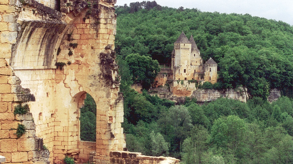 Das Schloss Laussel im Tal der Beune: Fundort einer der schönsten Venusskulpturen der Altsteinzeit. | Bildquelle: BR/SWR/Franz Lindner