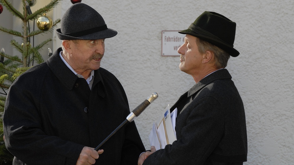 Franz ist wütend über die Entscheidung des Gemeinderats. Von links: Franz Kirchleitner (Anton Pointecker) und Bürgermeister Schattenhofer (Werner Rom). | Bildquelle: BR/Marco Orlando Pichler