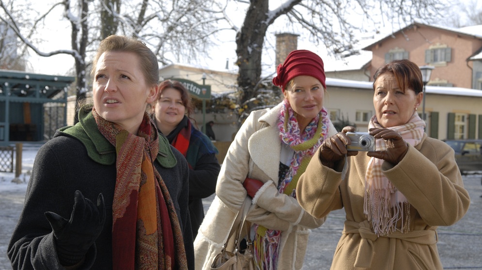 Die Landfrauen machen eine Dorfbegehung. Im Vordergrund, von links: Veronika Brunner (Senta Auth), Trixi Preissinger (Doreen Dietel) und Rosi Kirchleitner (Brigitte Walbrun). | Bildquelle: BR/Marco Orlando Pichler