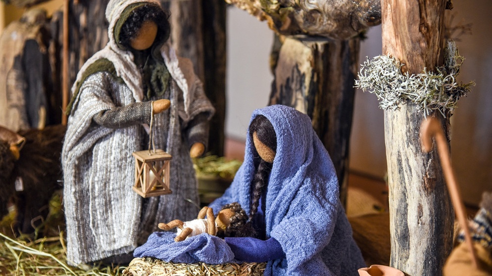 Die Dokumentation präsentiert vielfältige Krippen-Traditionen aus Österreich, Deutschland, der Schweiz und Italien. Als "Vater der Weihnachtskrippen" gilt Franz von Assisi, der im italienischen Dorf Greccio die christliche Herbergssuche nachgespielt hat. Im Bild: Im Kanton Bern in der Schweiz werden Krippen handgefertigt, die ihren besonderen Ausdruck durch Körperhaltung und Stoffe erlangen. | Bildquelle: BR/ORF/Produktion West