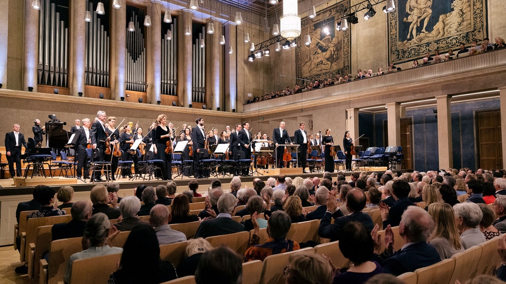 Mariss Jansons dirigiert das Symphonieorchester des Bayerischen Rundfunks am 10. und 11.10.2019 im Herkulessaal München. Es ist sein vorletztes Konzert in München vor seinem Tod am 01.12.2019. Aufgeführt werden Werke von Richard Strauss und Johannes Brahms. Leider musste Diana Damrau ihre Mitwirkung an den Konzerten krankheitsbedingt absagen. Die britisch-deutsche Sopranistin Sarah Wegener (nicht im Bild) übernimmt den Solistenpart. | Bildquelle: BR/Astrid Ackermann