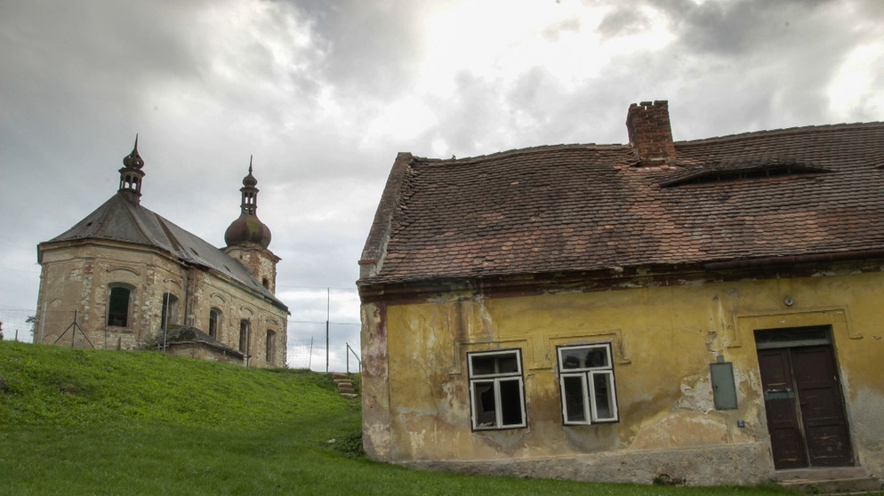 Der Film macht sich auf eine innere und äußere Reise zu Franz Kafka, begibt sich an authentische Orte in Prag und erreicht den verwunschenen Ort, an dem er am glücklichsten war: Zürau (im Bild), ein kleines böhmisches Dorf, wo er, herausgetreten aus Zeit und Zwängen, acht Monate lang lebte, eine Phase, die zugleich eine Lebenswende war. | Bildquelle: BR