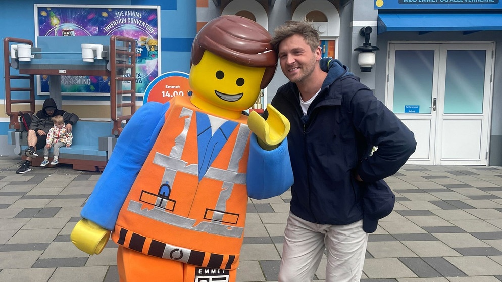 Johannes Zenglein im Legoland Dänemark. | Bildquelle: SWR/Bavaria Entertainment GmbH