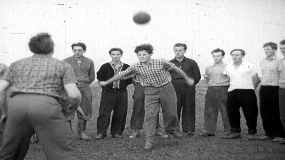 Kopfballtraining SSV Tschirn 1957. | Bildquelle: BR