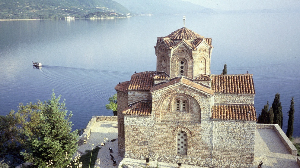 Byzantinische Kirche Sveti Kaneo am Ohrid-See, Wahrzeichen der gleichnamigen Stadt Ohrid. | Bildquelle: BR/SWR/Feller